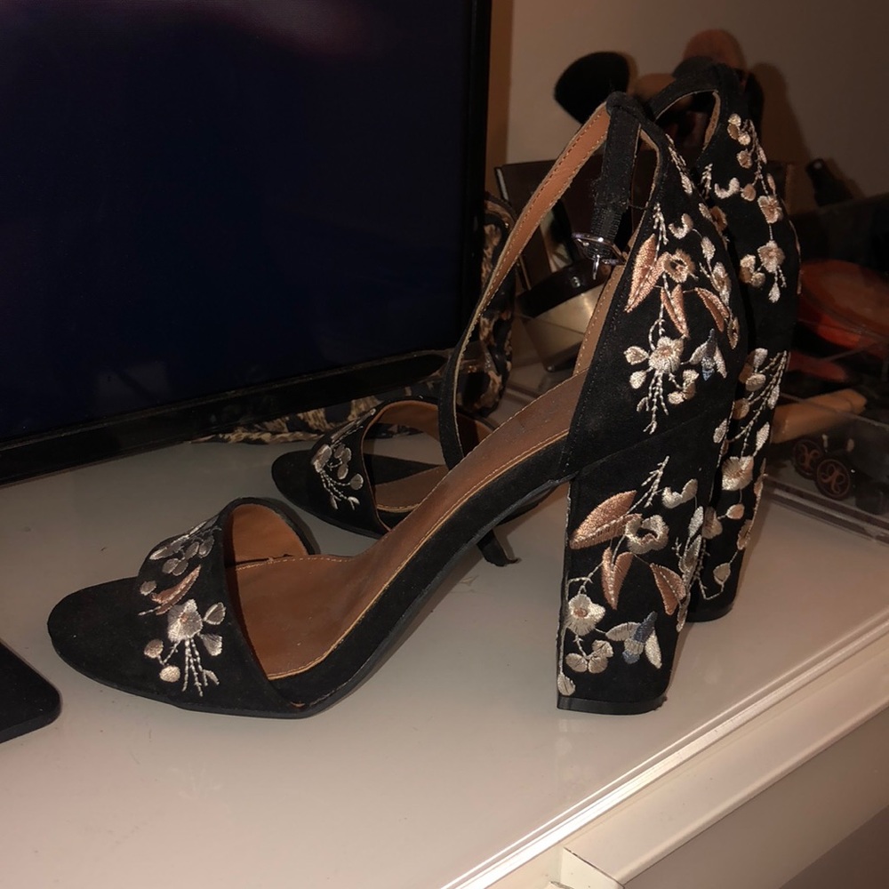 Gorgeous Heels ! 😻 embroidered flower detail